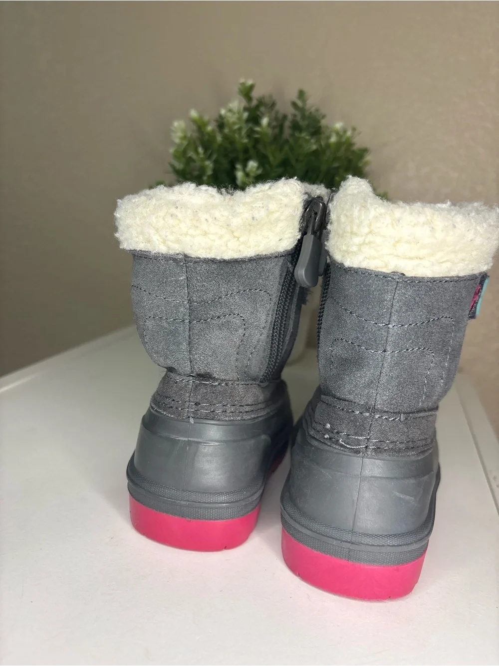 Cat & Jack Toddler Girls Gray Pink Winter Snow Boots Size 5 Faux Shearling